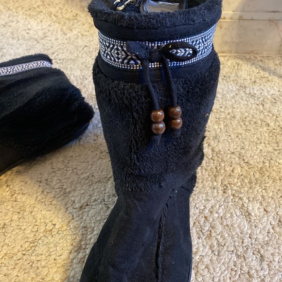 Airwalk moccasin like boots - Picture 2 of 3